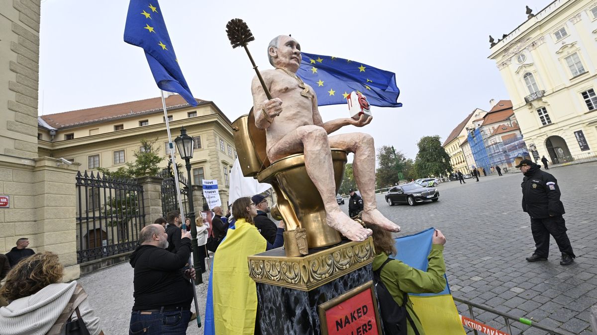 Putin na zlatém záchodě zdravil státníky v Praze